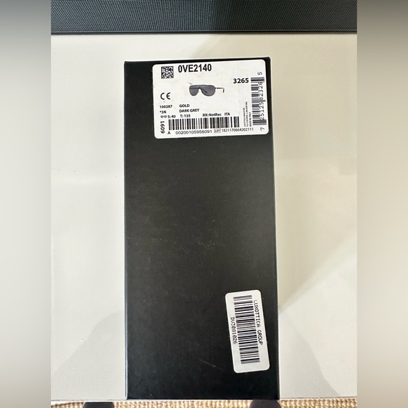 Versace Sunglasses FULL INCLUSION. BOX, SUNGLASS BOX AND WIPE - Picture 7 of 9